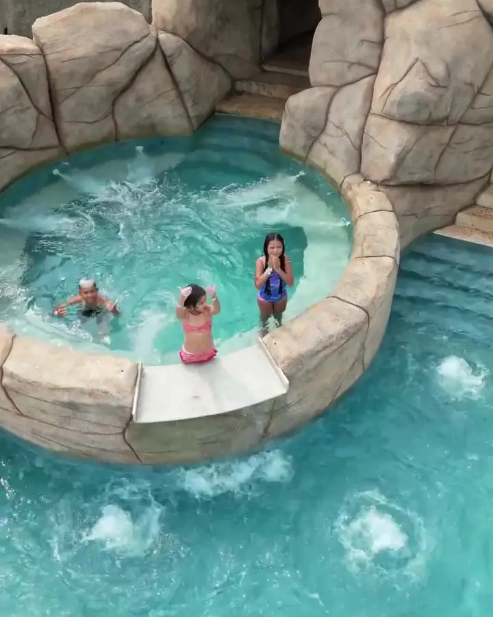Visitantes nas piscinas da área de cavernas