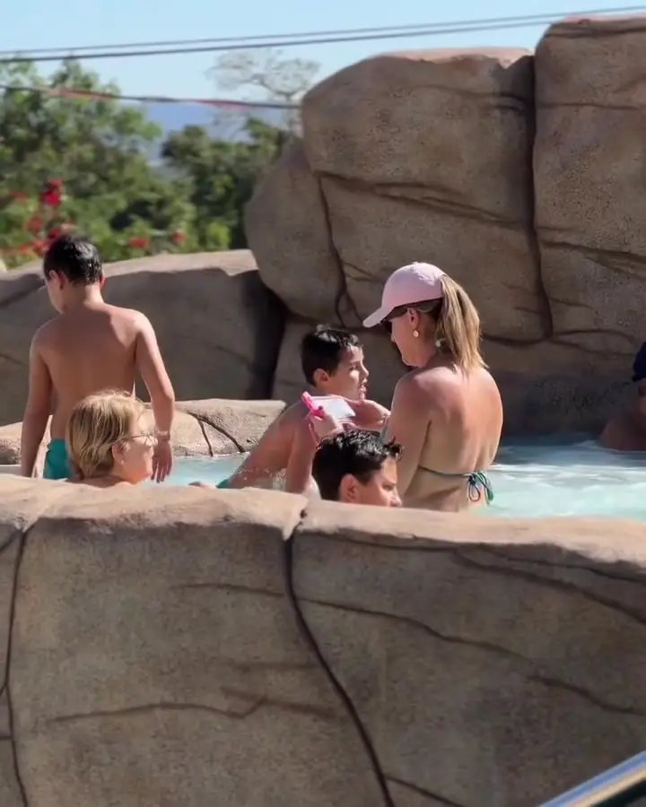Família aproveitando as piscinas do parque